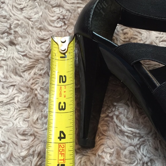 Black heels with elastic straps - Picture 2 of 3